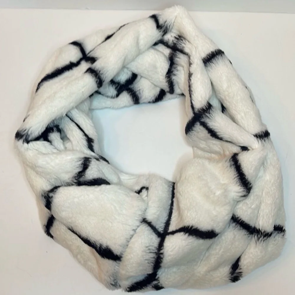 NWT Sleeping On Snow Infinity Wrap Scarf O/S
